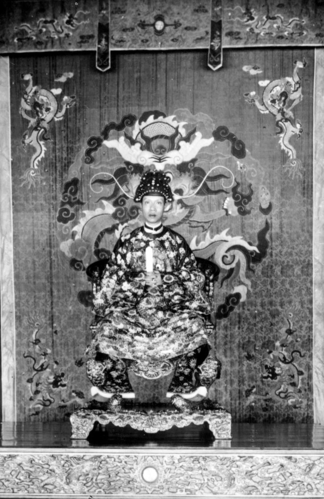 Trước khi bị bẻ gãy, ngai vua triều Nguyễn là ngai vàng duy nhất được bảo tồn nguyên vẹn ở Việt Nam ảnh 3