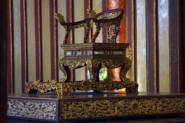 Trước khi bị bẻ gãy, ngai vua triều Nguyễn là ngai vàng duy nhất được bảo tồn nguyên vẹn ở Việt Nam ảnh 2