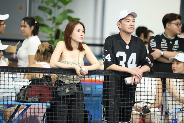 'Bố bỉm sữa' U70 Vbiz đi cổ vũ bạn gái 9X thi pickleball khiến khán giả sốc vì quá trẻ - Ảnh 4.