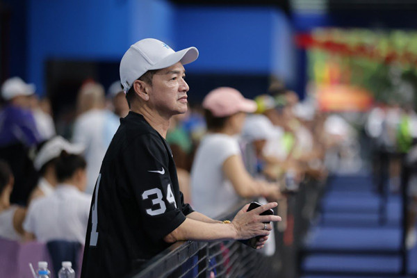 'Bố bỉm sữa' U70 Vbiz đi cổ vũ bạn gái 9X thi pickleball khiến khán giả sốc vì quá trẻ - Ảnh 3.