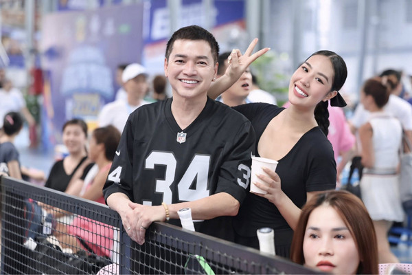 'Bố bỉm sữa' U70 Vbiz đi cổ vũ bạn gái 9X thi pickleball khiến khán giả sốc vì quá trẻ - Ảnh 2.