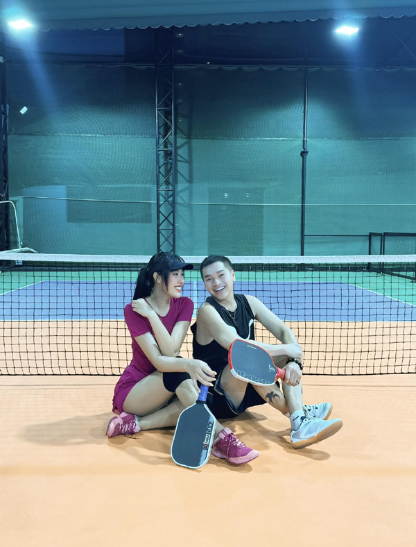 'Bố bỉm sữa' U70 Vbiz đi cổ vũ bạn gái 9X thi pickleball khiến khán giả sốc vì quá trẻ - Ảnh 6.