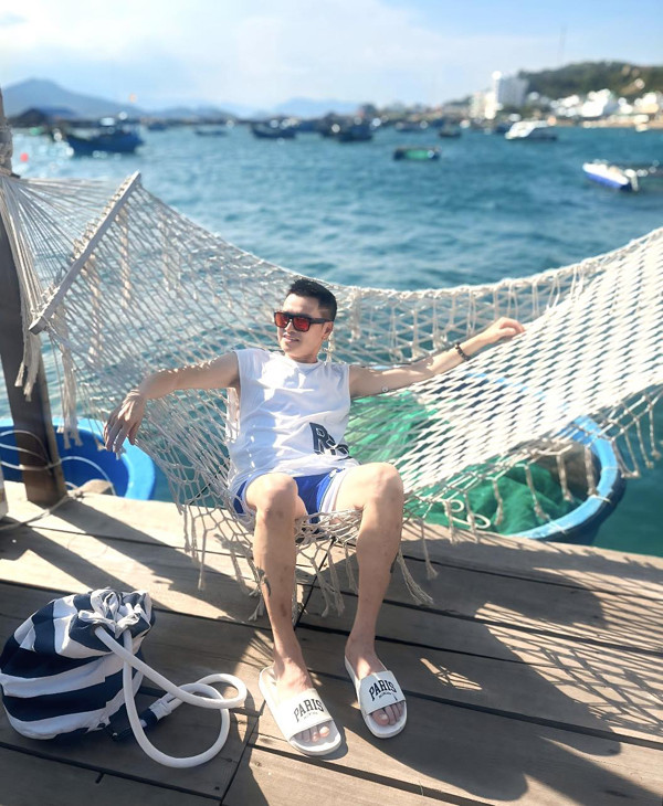 'Bố bỉm sữa' U70 Vbiz đi cổ vũ bạn gái 9X thi pickleball khiến khán giả sốc vì quá trẻ - Ảnh 9.