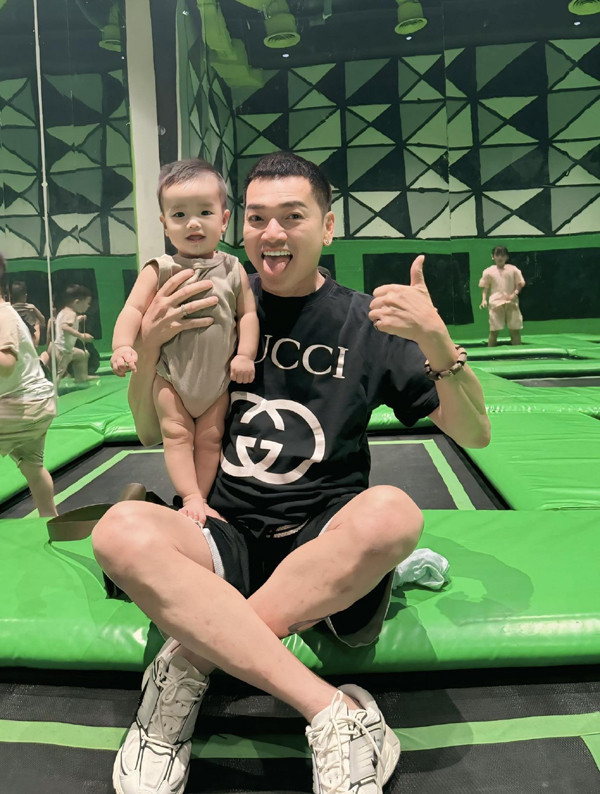 'Bố bỉm sữa' U70 Vbiz đi cổ vũ bạn gái 9X thi pickleball khiến khán giả sốc vì quá trẻ - Ảnh 5.