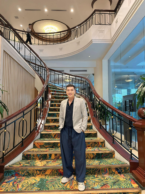 'Bố bỉm sữa' U70 Vbiz đi cổ vũ bạn gái 9X thi pickleball khiến khán giả sốc vì quá trẻ - Ảnh 8.