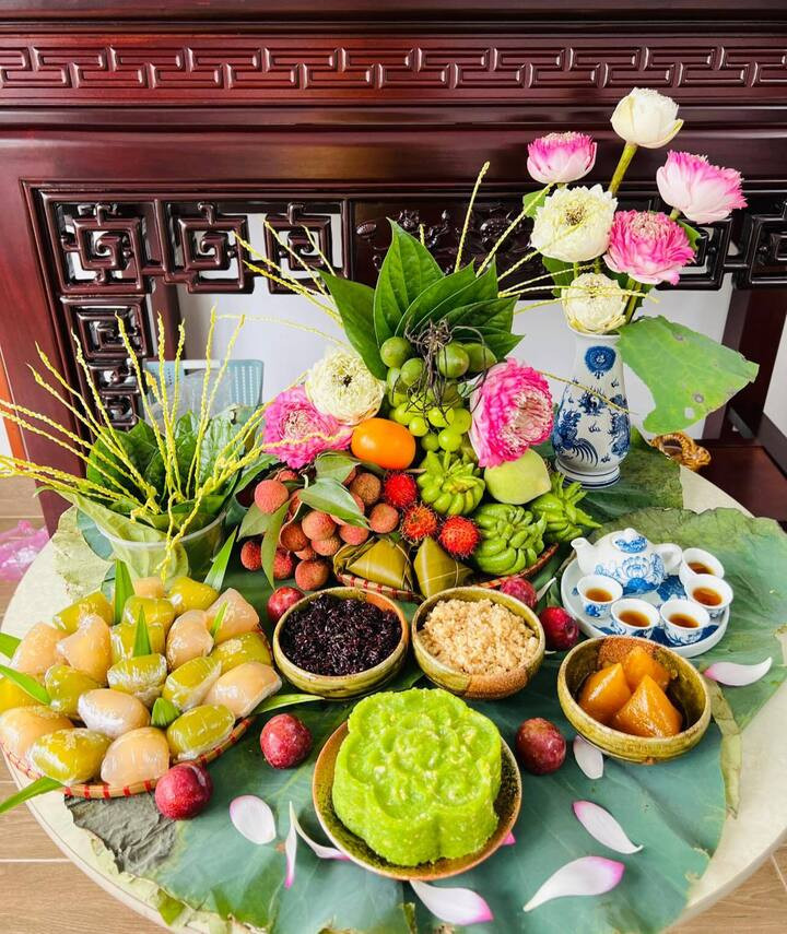Việc chọn ngày cúng, giờ cúng là một phần quan trọng trong Tết Đoan ngọ. (Ảnh: Nguyễn Hồng Thúy)