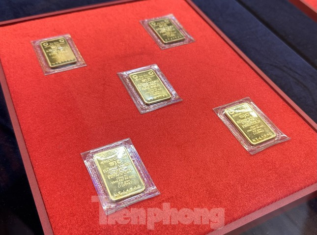 Giá vàng tiếp tục giảm mạnh ảnh 1