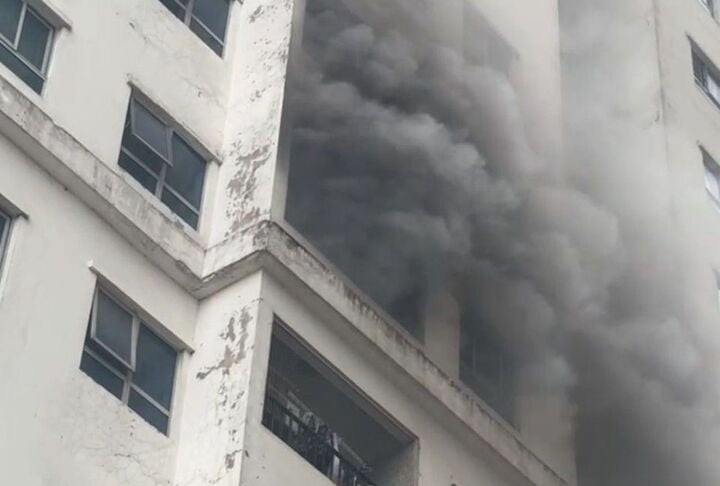 Khói đen bốc ra từ căn hộ tầng 6, chung cư HH2A Linh Đàm.