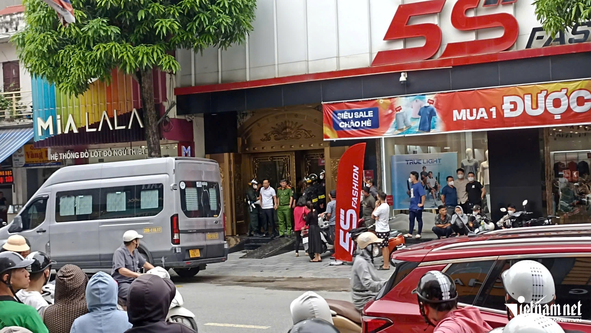 W-a1Khám nhà riêng của trùm giang hồ .jpg