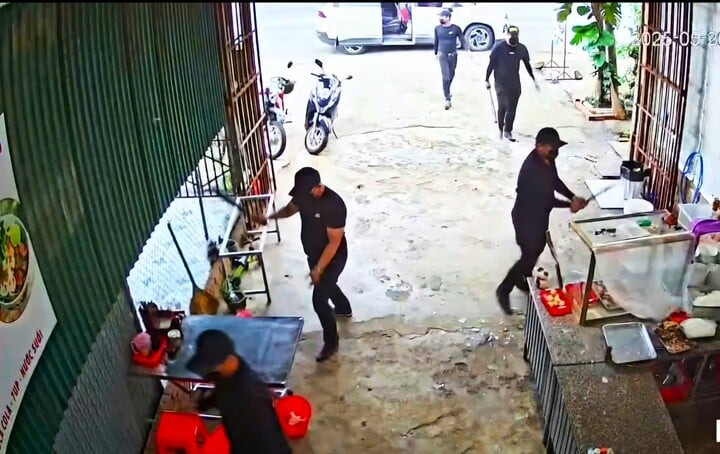 Hiện trường đập phá quán phở của nhóm người đòi nợ do Lê Ngọc Tuấn Anh chủ mưu.