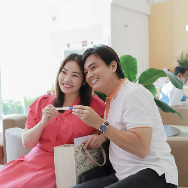 Sau 9 năm về chung nhà Cao Minh Đạt và vợ vỡ òa đón tin vui- Ảnh 1.