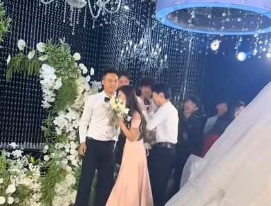 Chàng trai cầu hôn nhầm người trong đám cưới và cái kết- Ảnh 3.