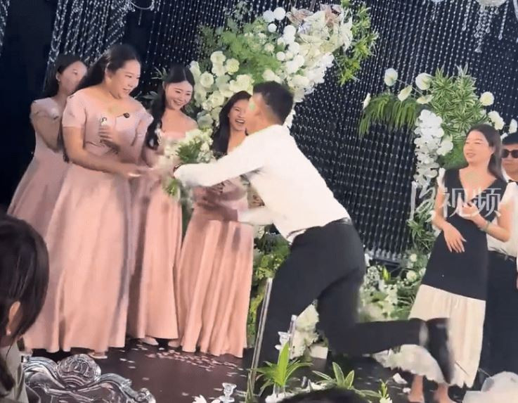 Chàng trai cầu hôn nhầm người trong đám cưới và cái kết- Ảnh 1.