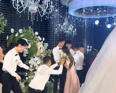 Chàng trai cầu hôn nhầm người trong đám cưới và cái kết- Ảnh 2.