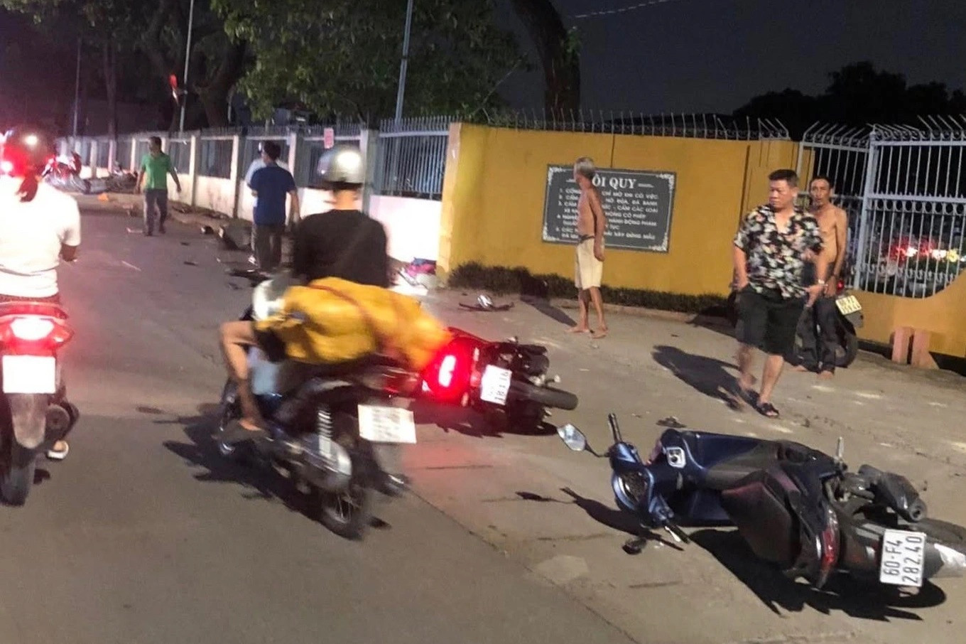 CLIP: Ớn lạnh ô tô con tông liên hoàn xe máy ở Đồng Nai, nhiều người bị thương- Ảnh 1.