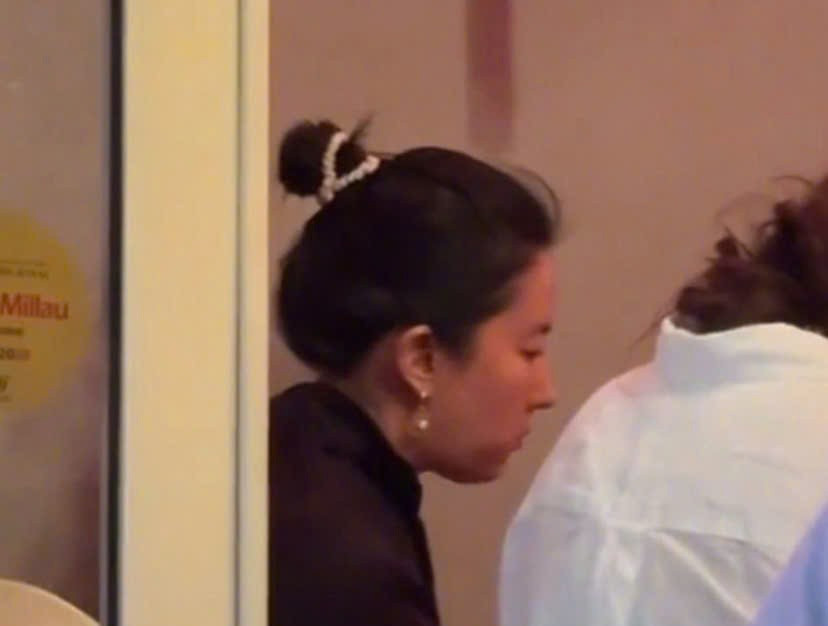 Lưu Diệc Phi thưởng thức ẩm thực Việt tại Pháp giữa lịch trình bận rộn.