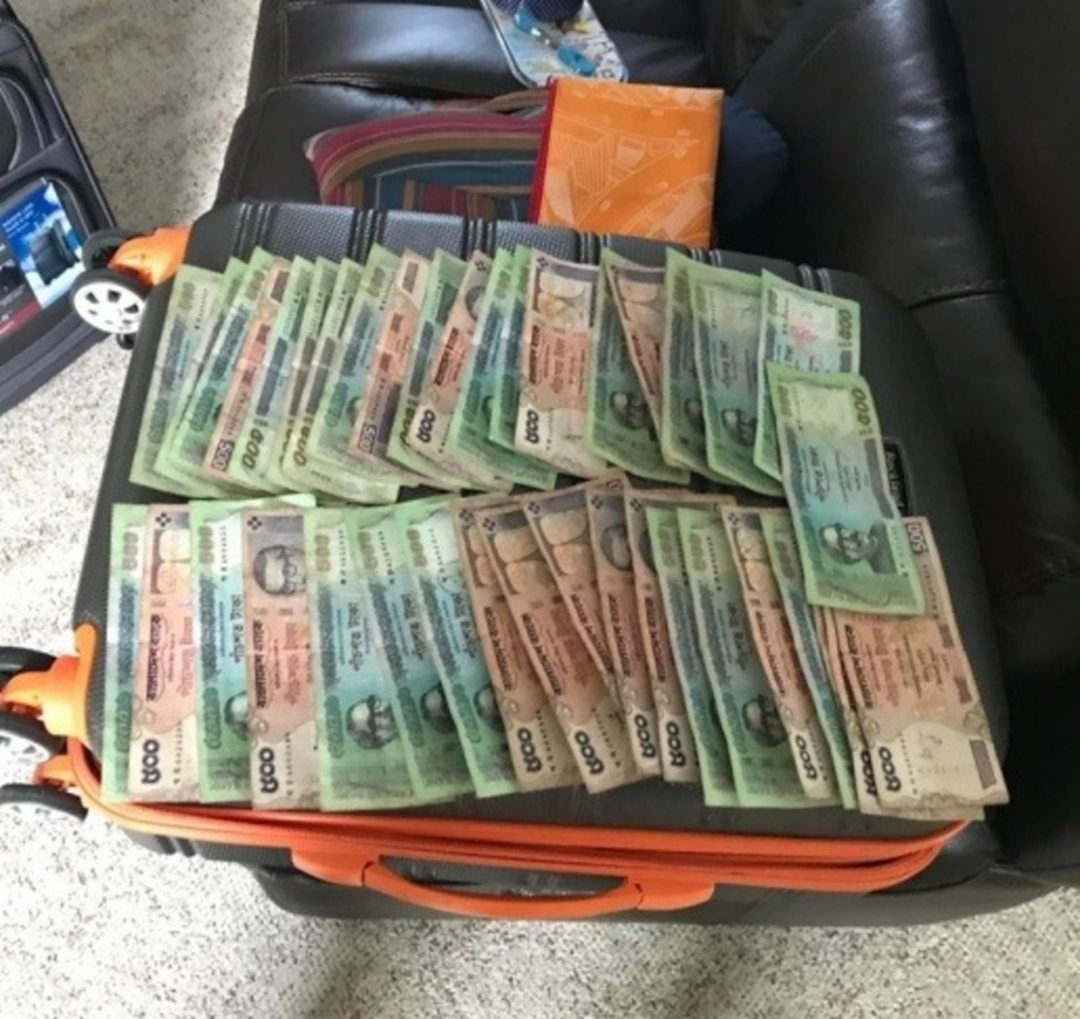 Mua vali cũ, người đàn ông