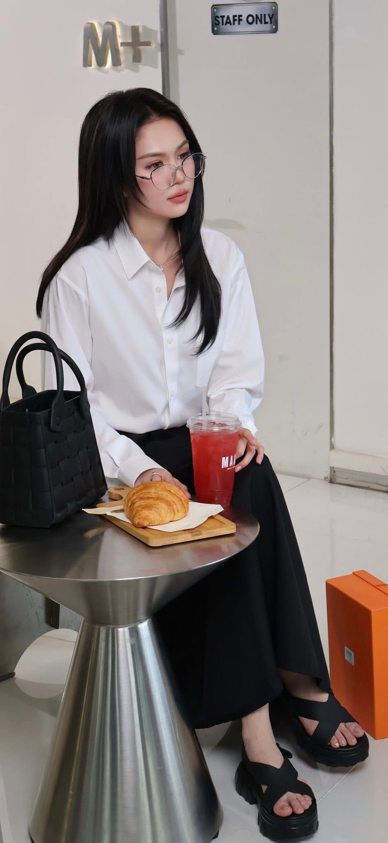 Ngọc Trinh diện sơ mi trắng chân váy đen lại được khen nức nở - Ảnh 8.