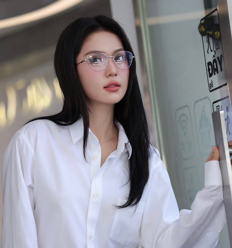 Ngọc Trinh diện sơ mi trắng chân váy đen lại được khen nức nở - Ảnh 2.