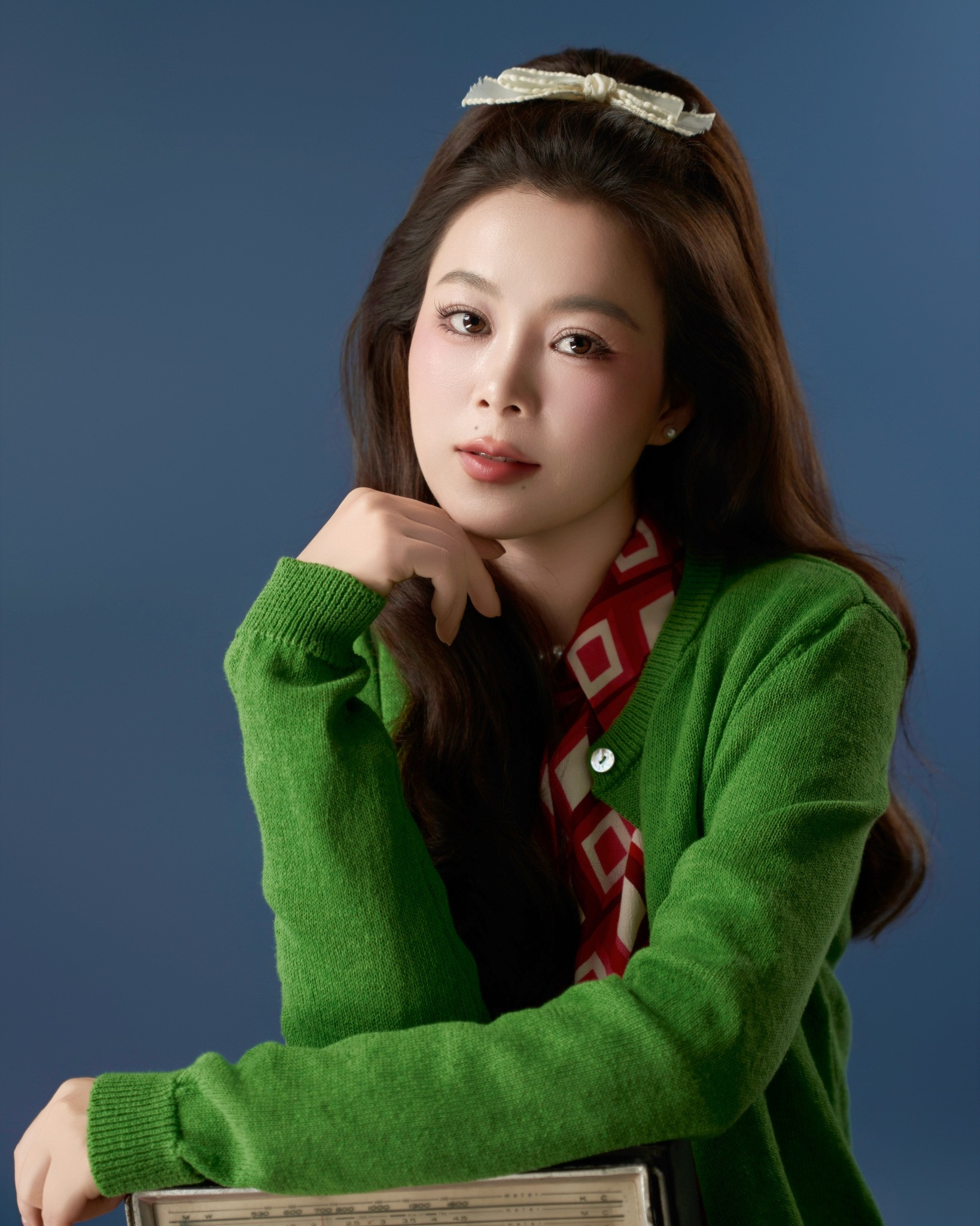 Nhan sắc đời thường thanh lịch như nàng thơ nước Pháp của nữ ca sĩ gốc Quảng Bình - Ảnh 2.