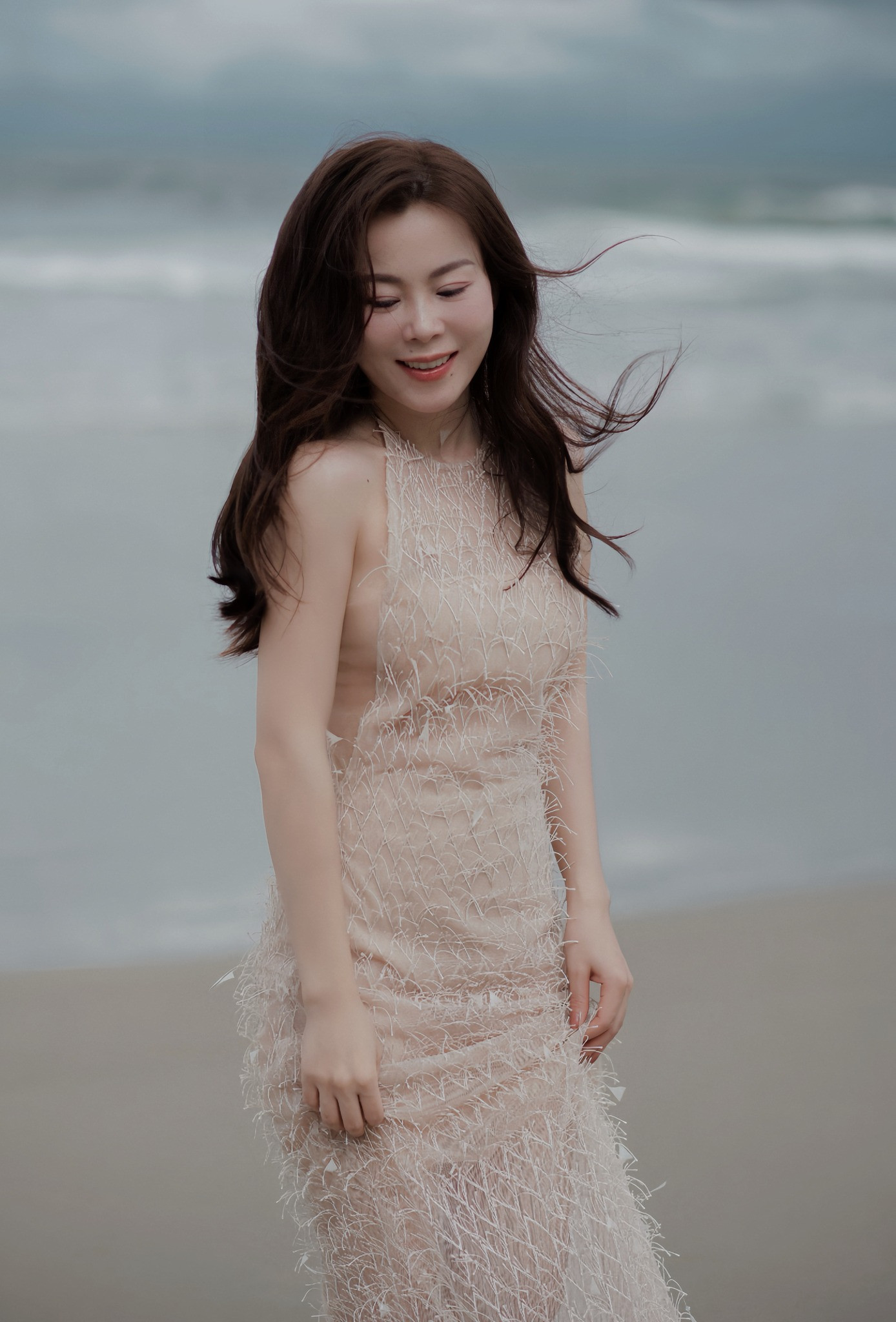 Nhan sắc đời thường thanh lịch như nàng thơ nước Pháp của nữ ca sĩ gốc Quảng Bình - Ảnh 4.