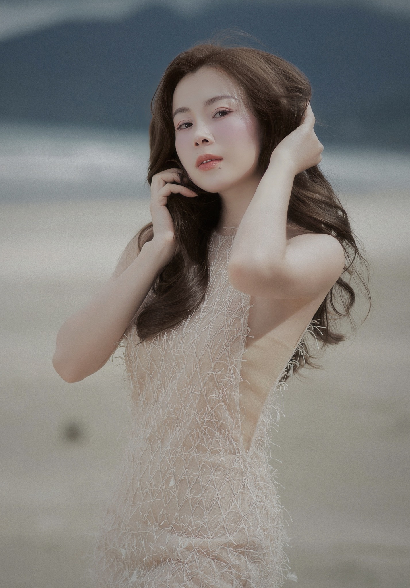 Nhan sắc đời thường thanh lịch như nàng thơ nước Pháp của nữ ca sĩ gốc Quảng Bình - Ảnh 5.