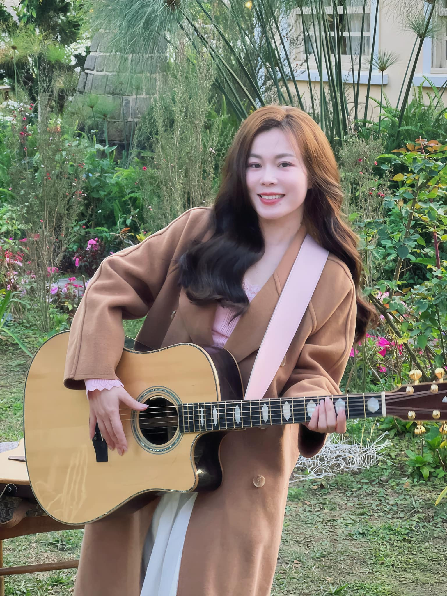 Nhan sắc đời thường thanh lịch như nàng thơ nước Pháp của nữ ca sĩ gốc Quảng Bình - Ảnh 15.