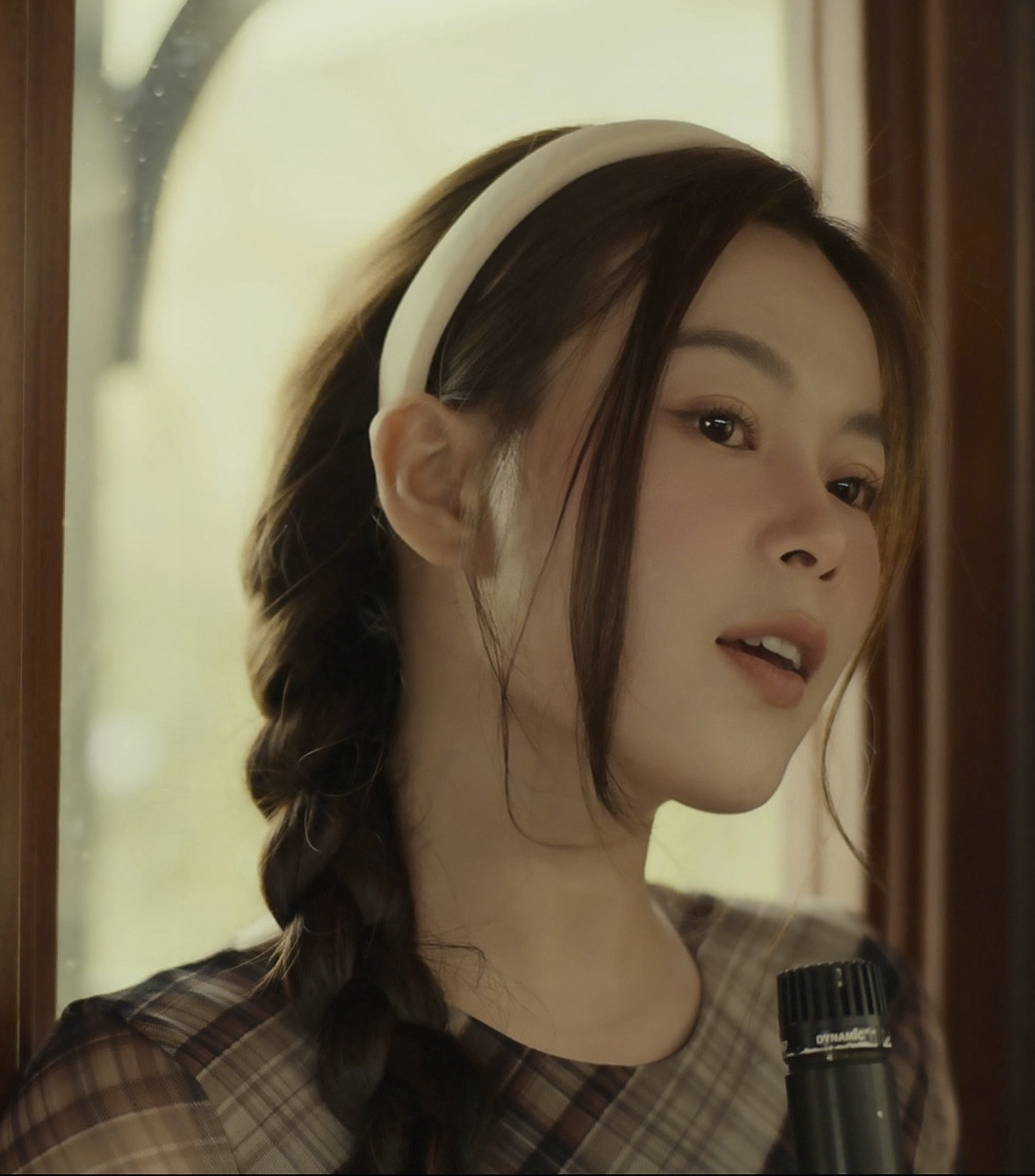 Nhan sắc đời thường thanh lịch như nàng thơ nước Pháp của nữ ca sĩ gốc Quảng Bình  - Ảnh 1.