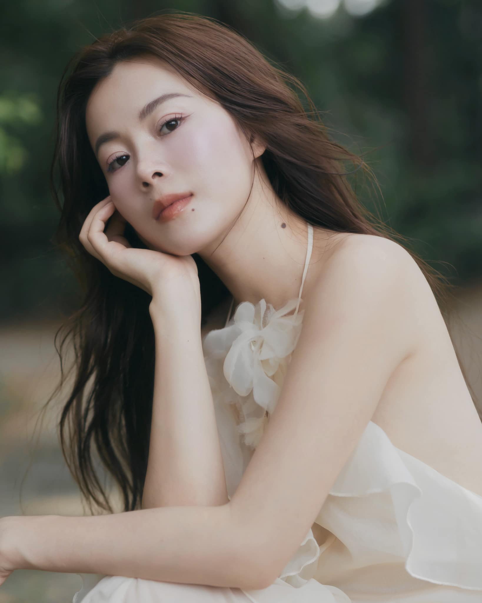 Nhan sắc đời thường thanh lịch như nàng thơ nước Pháp của nữ ca sĩ gốc Quảng Bình - Ảnh 3.