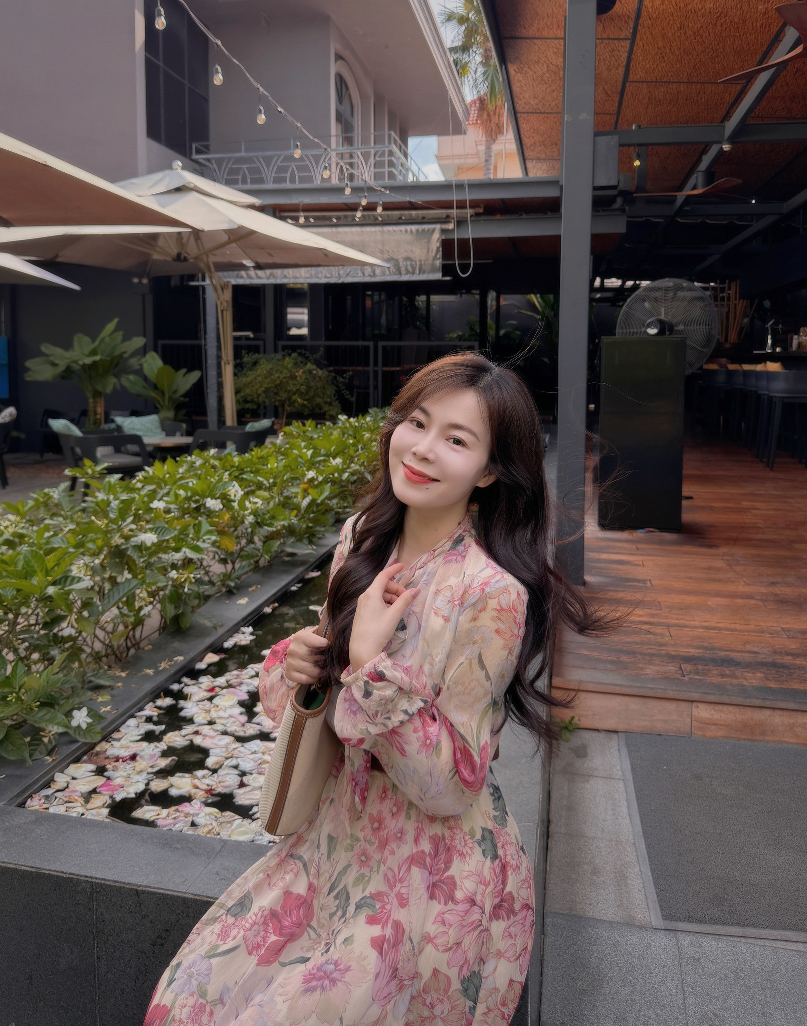 Nhan sắc đời thường thanh lịch như nàng thơ nước Pháp của nữ ca sĩ gốc Quảng Bình - Ảnh 9.