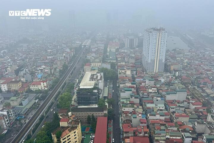 Sáng nay trời Hà Nội mù mịt, chất lượng không khí xấu. (Ảnh: Viên Minh)