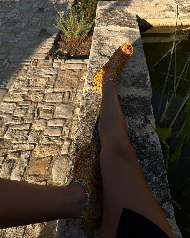 Các cô nàng theo chủ nghĩa tối giản cũng mê mệt các xu hướng thời trang này ảnh 1