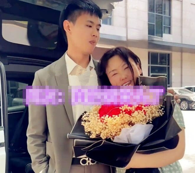 Chàng trai 25 tuổi lấy vợ 45 tuổi, sau đám cưới cái kết đầy bất ngờ- Ảnh 1.