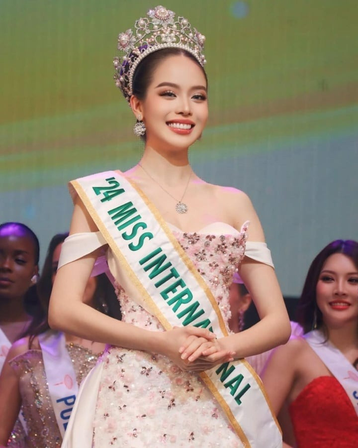 Dân mạng soi ra điểm trùng hợp đến khó tin giữa Hoa hậu Thùy Tiên và Hoa hậu Thanh Thủy