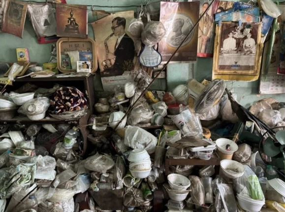 Phát hiện cụ bà 76 tuổi ăn xốp, sống một mình trong căn nhà đầy rác- Ảnh 2.