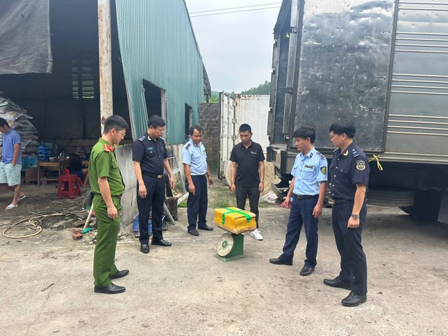 Phát hiện kho chứa 25 tấn mực ống, chân gà, sách bò bốc mùi ở Quảng Ninh ảnh 2