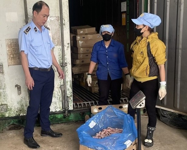 Thu giữ 370 kg chân gà đông lạnh, không rõ nguồn gốc xuất xứ ảnh 1