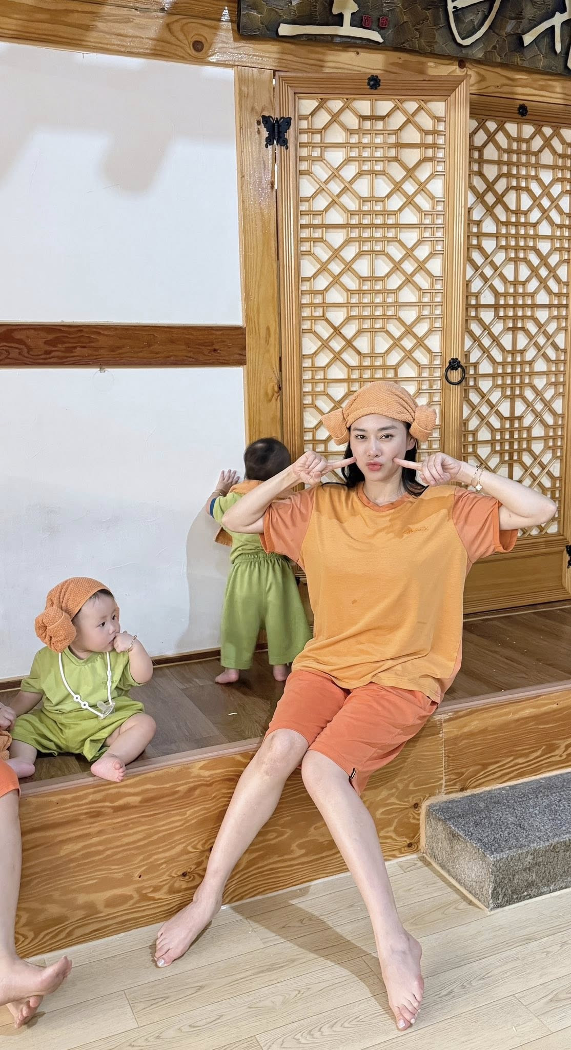 Cặp song sinh nhà Phương Oanh - Shark Bình diện hanbok cùng bố mẹ ở Hàn Quốc- Ảnh 5.