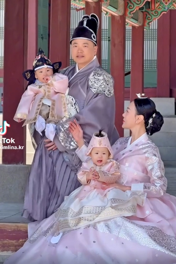 Cặp song sinh nhà Phương Oanh - Shark Bình diện hanbok cùng bố mẹ ở Hàn Quốc- Ảnh 6.