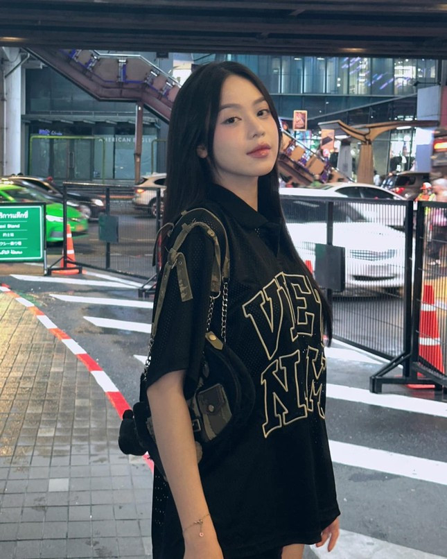 Hoa hậu Thanh Thủy diện đồ giá bình dân nhưng trông xịn không thua đồ hiệu ảnh 6