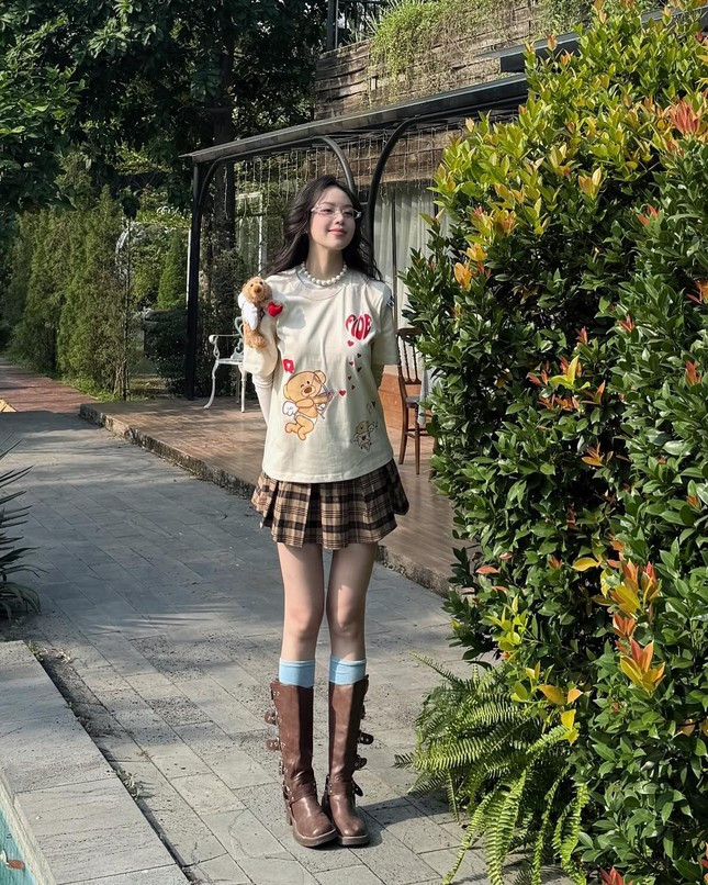 Hoa hậu Thanh Thủy diện đồ giá bình dân nhưng trông xịn không thua đồ hiệu ảnh 1