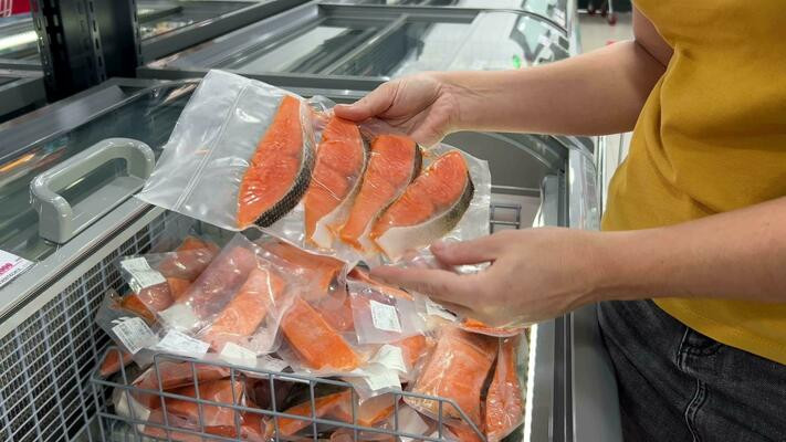 Thịt, cá mua từ siêu thị về có cần rửa lại không? Chuyên gia cảnh báo hành động tưởng sạch hóa ra tăng nguy cơ nhiễm khuẩn!- Ảnh 1.