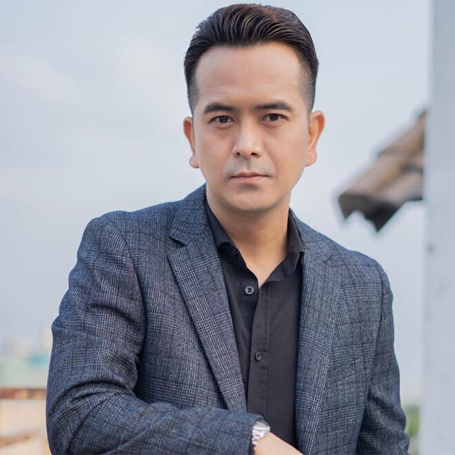 Hùng Thuận từng có cuộc sống khá khó khăn, vất vả do thu nhập từ công việc nghệ thuật không ổn định.