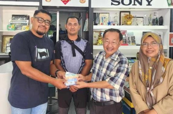 Đi gửi tiền, người đàn ông sốc nặng khi phát hiện 304 triệu đồng tiền mặt gần máy ATM- Ảnh 2.