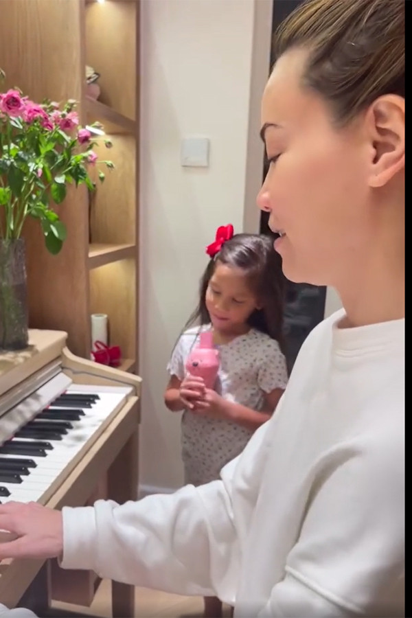 Lisa - con gái Hồ Ngọc Hà khoe giọng hát bằng tiếng Anh siêu đáng yêu- Ảnh 1.