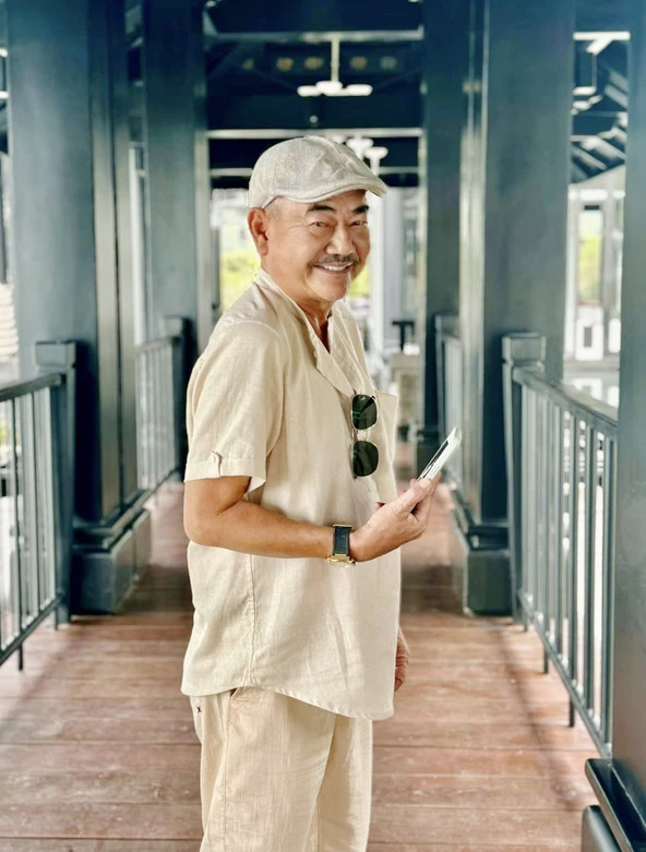 Nam NSND ở tuổi U70 vẫn tự đi ship đồ ăn, hạnh phúc bên bạn gái kém 36 tuổi- Ảnh 1.