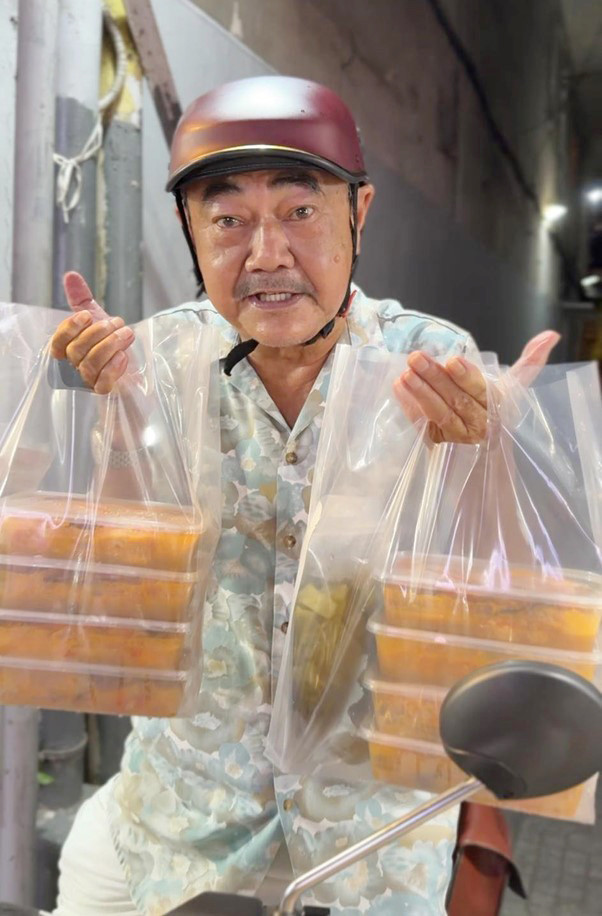 Nam NSND ở tuổi U70 vẫn tự đi ship đồ ăn, hạnh phúc bên bạn gái kém 36 tuổi- Ảnh 2.