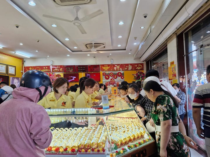 Một lý do SJC cho rằng doanh thu cao nhưng lợi nhuận thấp hơn các công ty cùng ngành là vì kinh doanh ở lĩnh vực vàng miếng, biên lợi nhuận thấp. (Ảnh minh họa: Hà Linh)