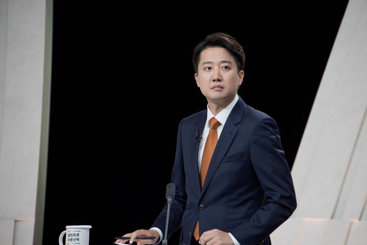 Tranh cãi vụ con trai ứng cử viên Tổng thống Hàn Quốc quấy rối sao nữ ảnh 1