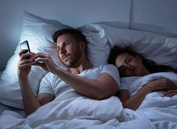 Choáng váng khi đọc được tin nhắn của chồng với một 'tài khoản chết' - Ảnh 2.